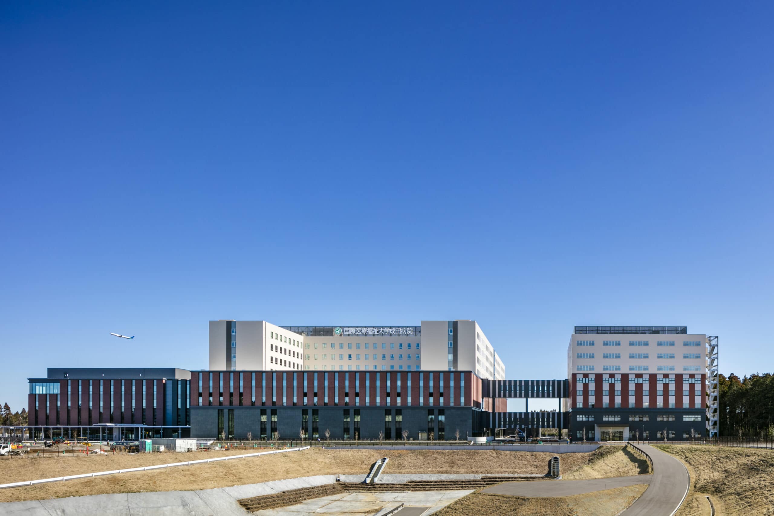 国際医療福祉大学成田病院 高橋カーテンウォール工業